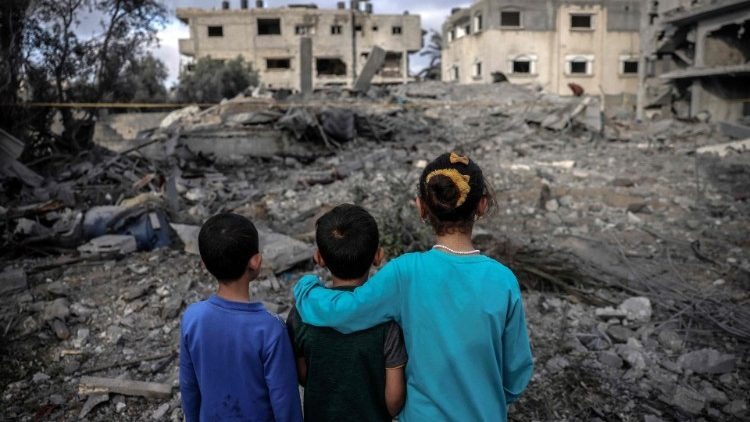 أطفال في غزة على أنقاض منزلهم الذي دمرته غارة إسرائيلية