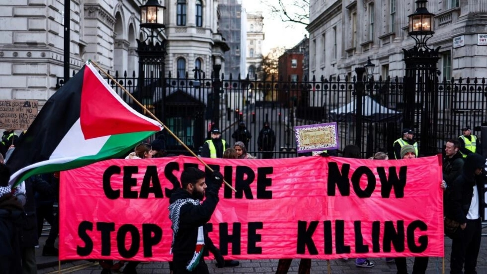 جانب من مسيرة نظّمت في لندن في 25 نوفمبر للمطالبة بوقف دائم لإطلاق النار بين إسرائيل وحماس جانب من مسيرة نظّمت في لندن في 25 تشرين الثاني/نوفمبر للمطالبة بوقف دائم لإطلاق النار بين إسرائيل وحماس