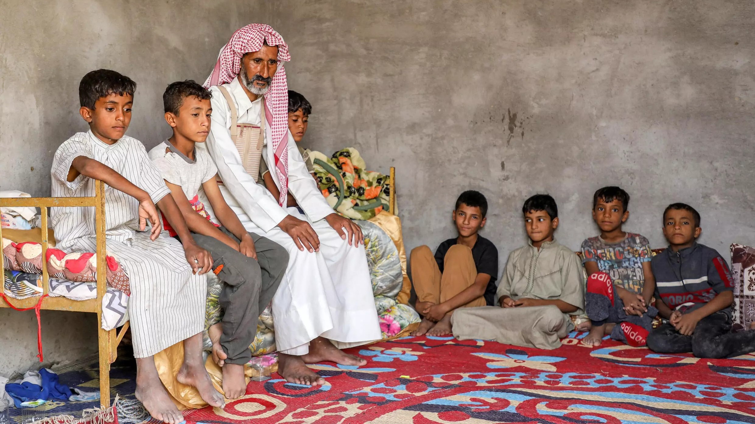 العراقي قاسم جبار مع أطفاله في منزله عند أطراف الناصرية مركز محافظة ذي قار العراقية في 25 سبتمبر 2023