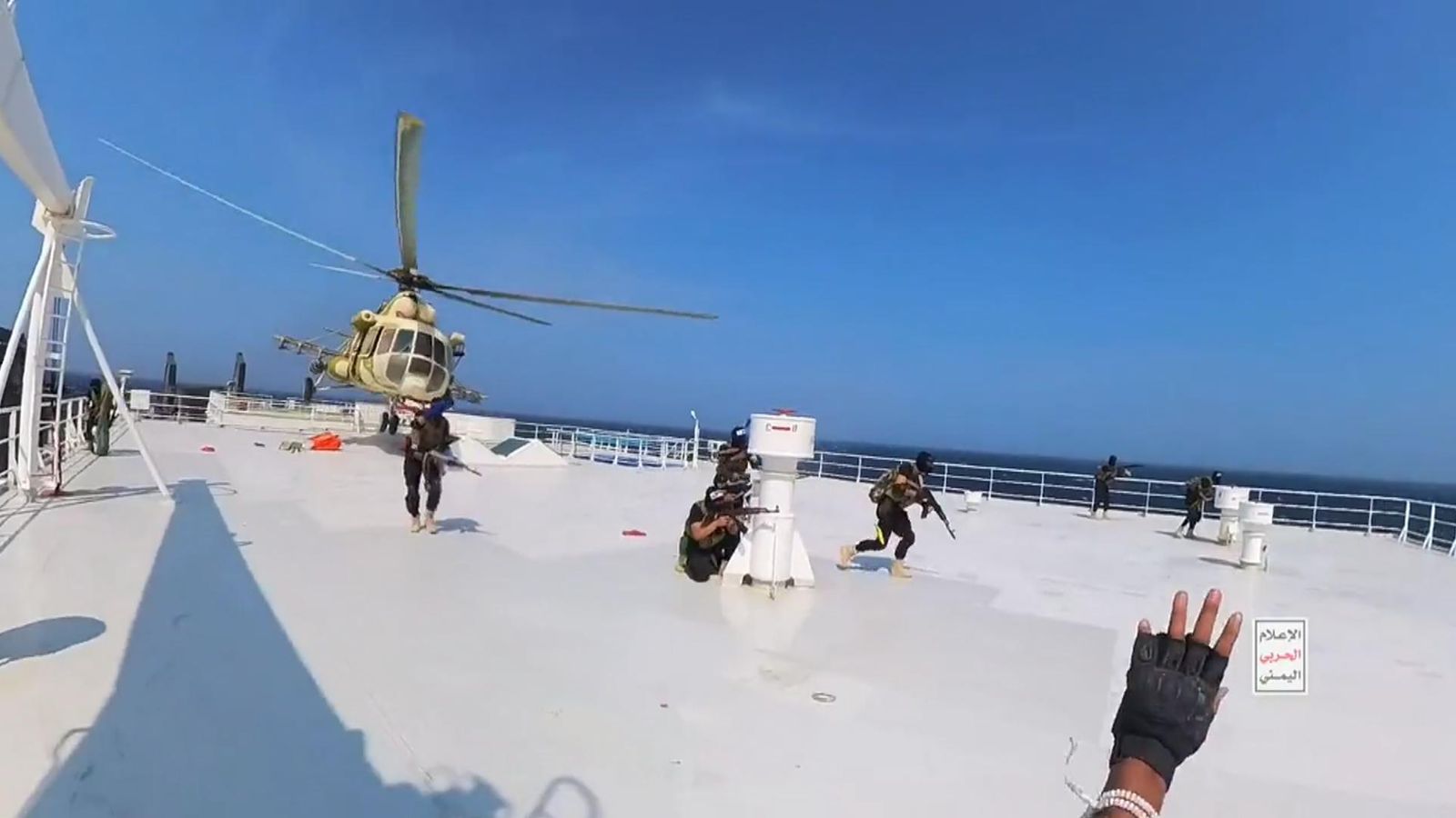 مسلحو الحوثي لحظة الهبوط على متن السفينة بجنوب البحر الاحمر الأحد