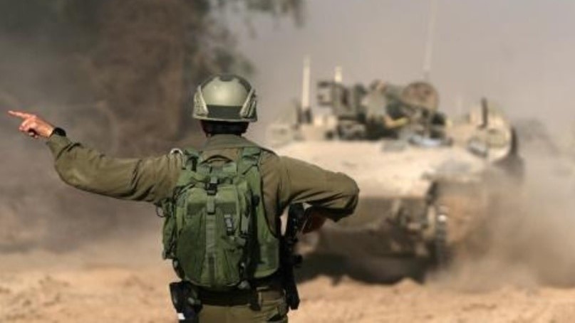 جندي إسرائيلي ودبابة في غلاف غزة