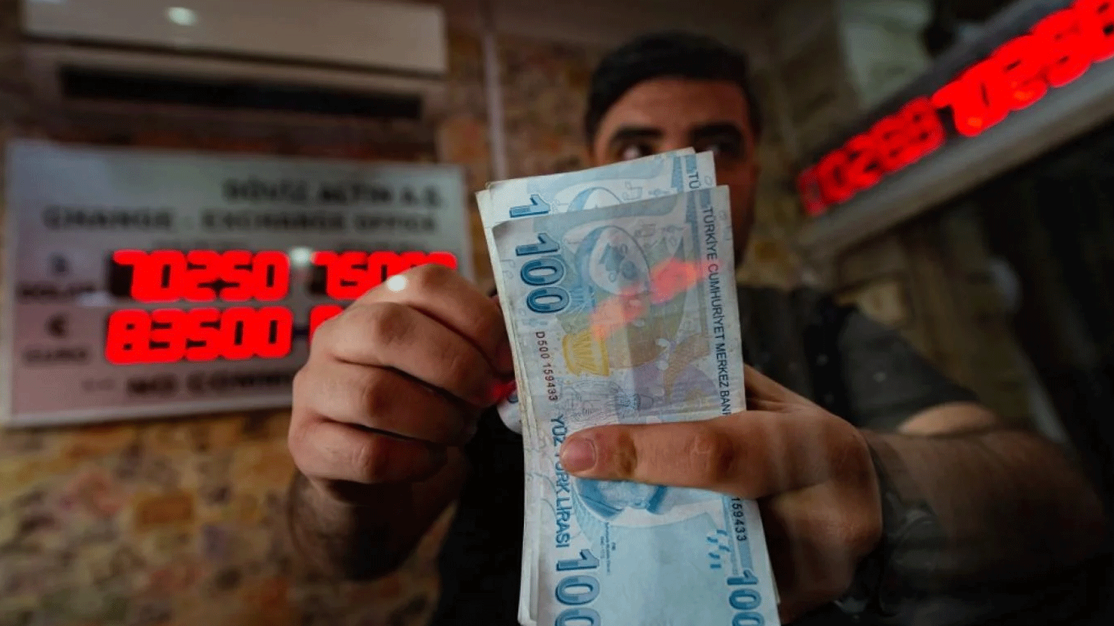 صراف يعد العملة التركية