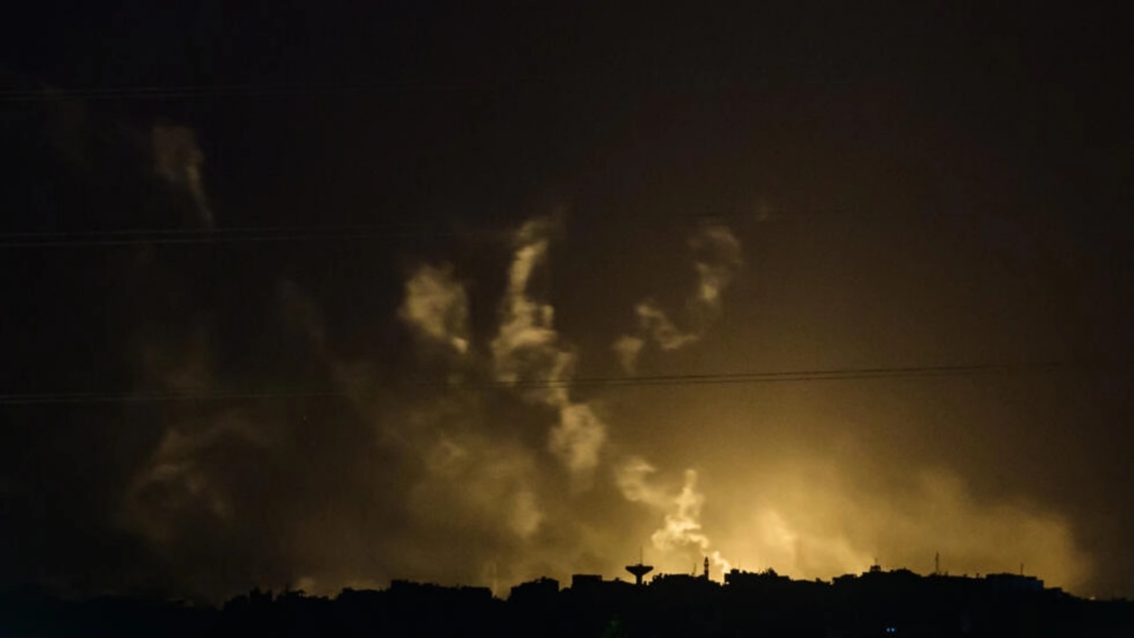 صورة التُقطت من جنوب إسرائيل قرب الحدود مع غزة تُظهر قنابل مضيئة أُطلقت على القطاع الفلسطيني في 20 نوفمبر 2023 