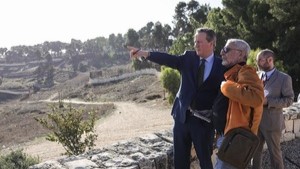 اللورد كاميرون في القدس متطلعا نحو مناطق الضفة الغربية الفلسطينية 