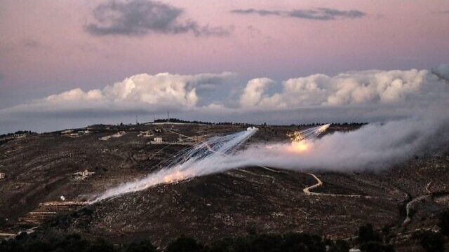 قصف مدفعي من موقع إسرائيلي يضرب التلال القريبة من مشارف بلدة العديسة الحدودية في جنوب لبنان في 17 نوفمبر 2023