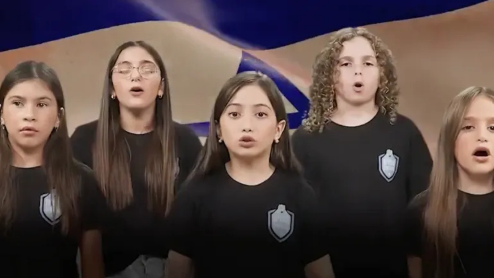 أطفال إسرائيليون يغنون أغنية 