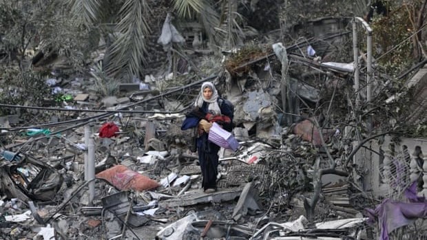 امرأة فلسطينية بعد قصف إسرائيلي على مدينة رفح جنوب قطاع غزة