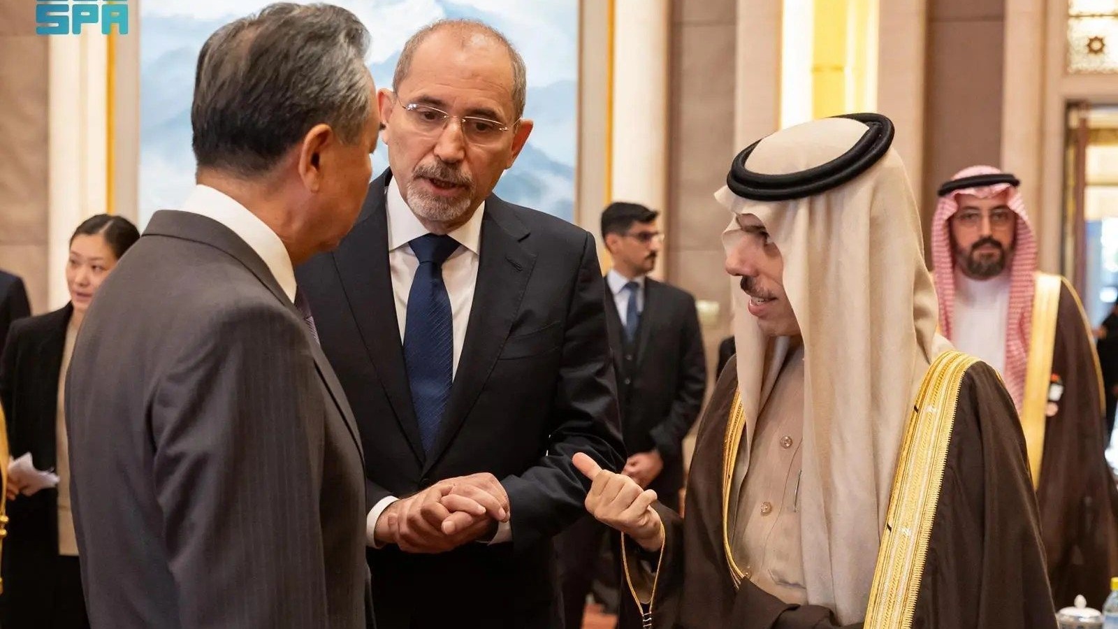 وزيرا خارجية السعودية والأردن في حديث مع وزير الخارجية الصيني، في قصر الضيافة بالعاصمة الصينية بكين