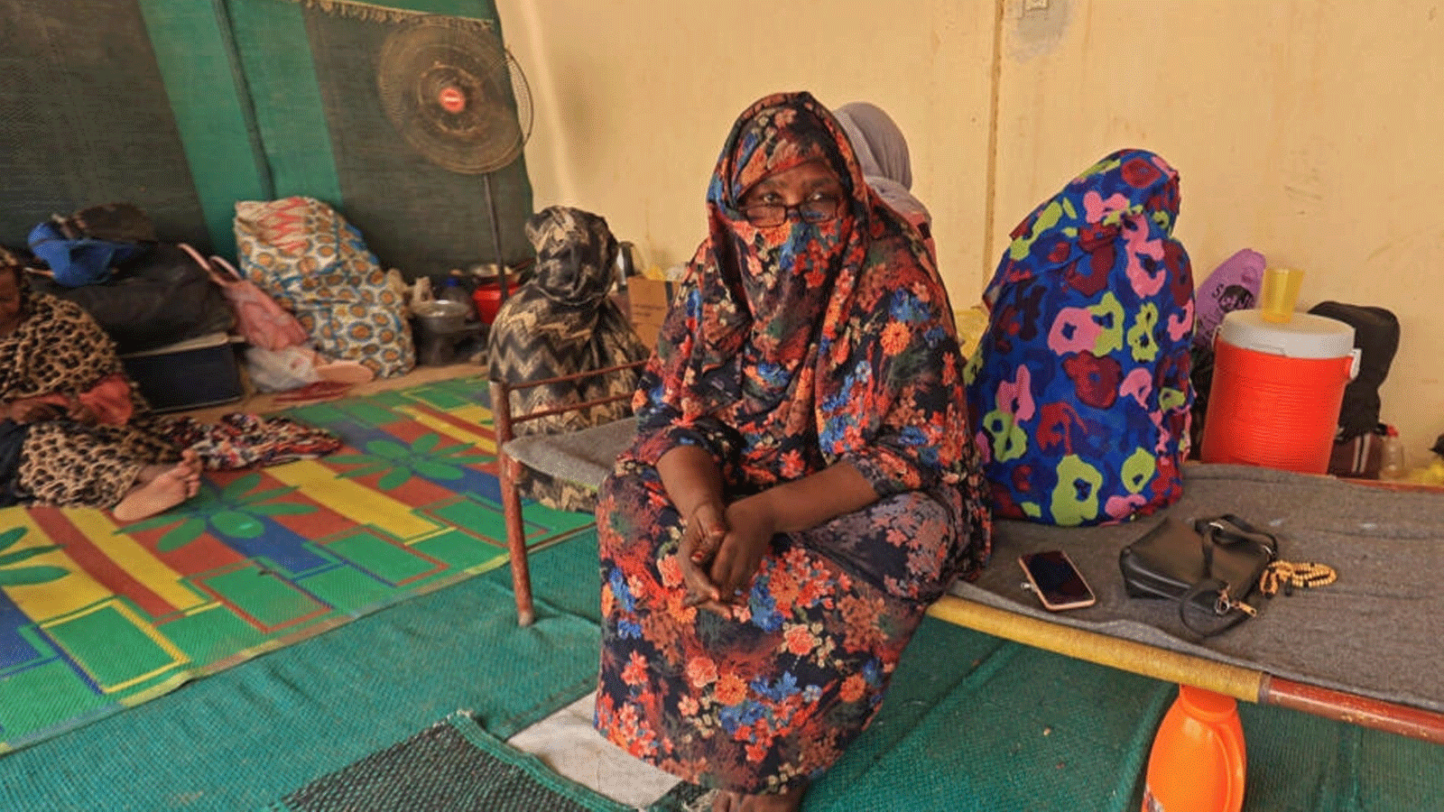 نساء نزحن بسبب النزاع يجلسن في مسجد في بلدة وادي حلفا الحدودية شمال السودان قرب مصر في 12 أيلول/سبتمبر 2023