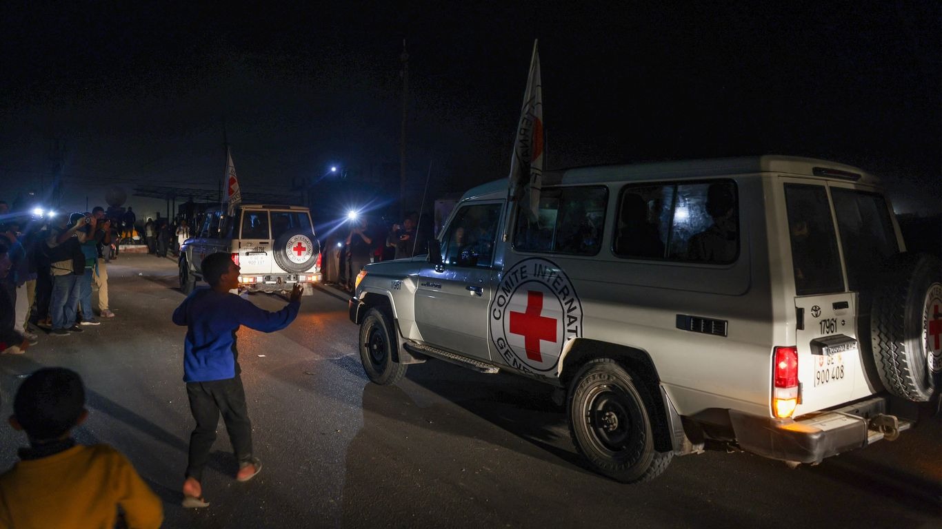 سيارات تابعة للصليب الأحمر الدولي تحمل رهائن إسرائيليين أفرجت عنهم حماس عبر معبر رفح الحدودي في غزة في طريقها إلى مصر