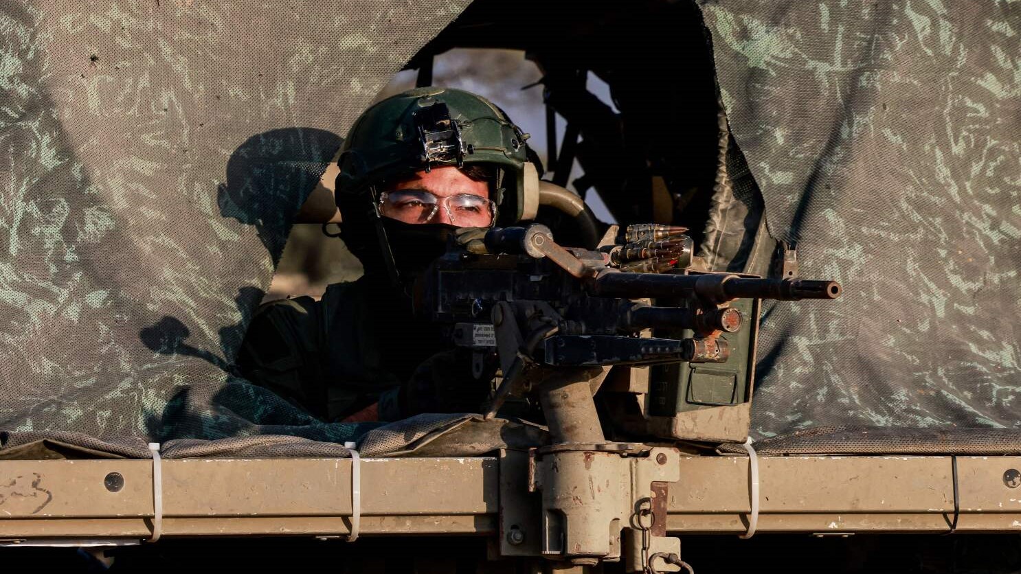 جندي إسرائيلي على متن آليته العسكرية في غزة