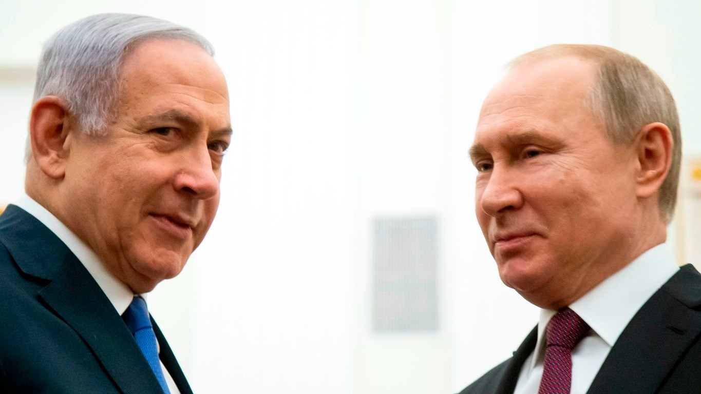 الرئيس الروسي فلاديمير بوتين (يمين) ورئيس الحكومة الإسرائيلي بنيامين نتنياهو