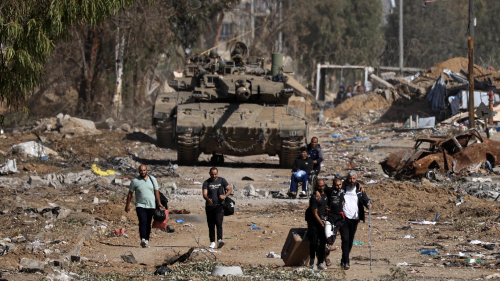 فلسطينيون يفرون من شمال قطاع غزة الى جنوبه عبر شارع صلاح الدين في حي الزيتون في 24 نوفمبر 2023 