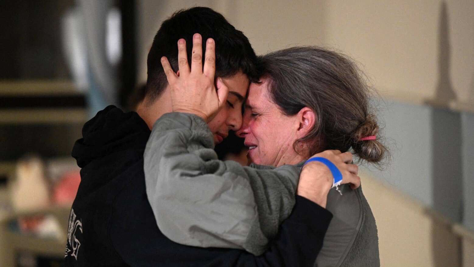 الرهينة الإسرائيلية شارون هيرتزمان أفيغدوري تقبل ابنها بعد إطلاق سراحها الأحد 26 نوفمبر 2023 ضمن صفقة تبادل الأسرى والرهائن بين حماس وإسرائيل