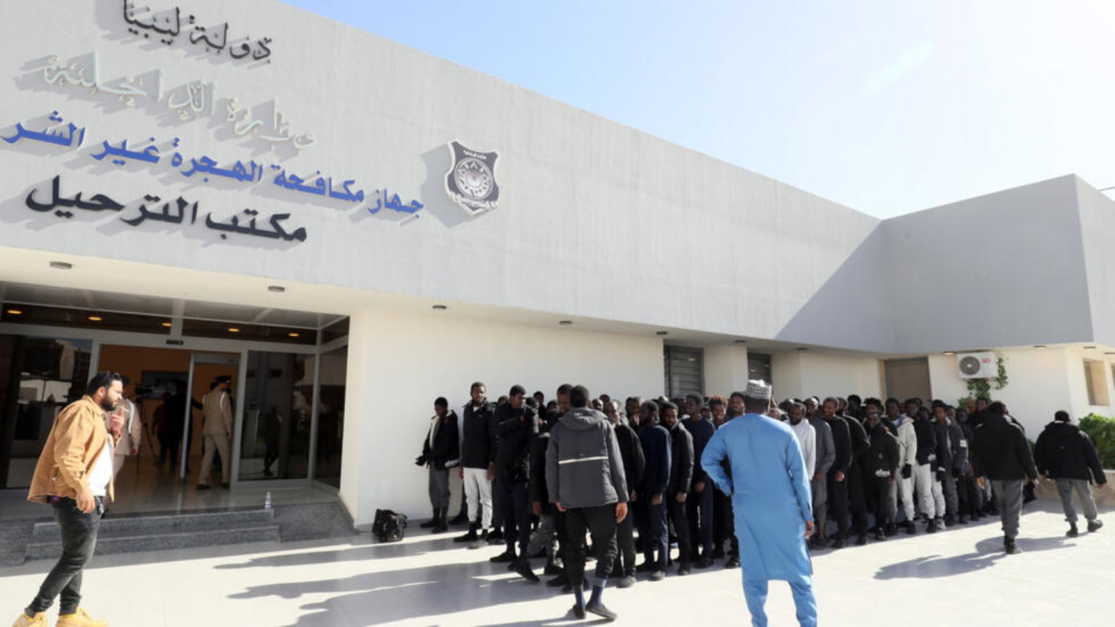مهاجرون من النيجر وتشاد ينتظرون ترحيلهم من جانب وزارة الداخلية الليبية في طرابلس في 28 نوفمبر 2023 