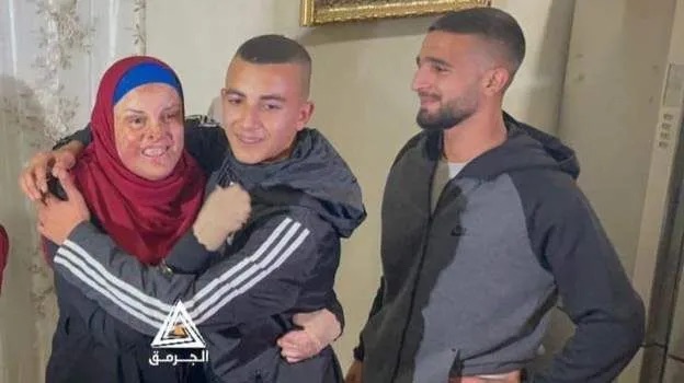 إسراء جعابيص تعانق ابنها الوحيد معتصم بعد خروجها من السجون الإسرائيلية في صفقة تبادل أسرى مع حماس