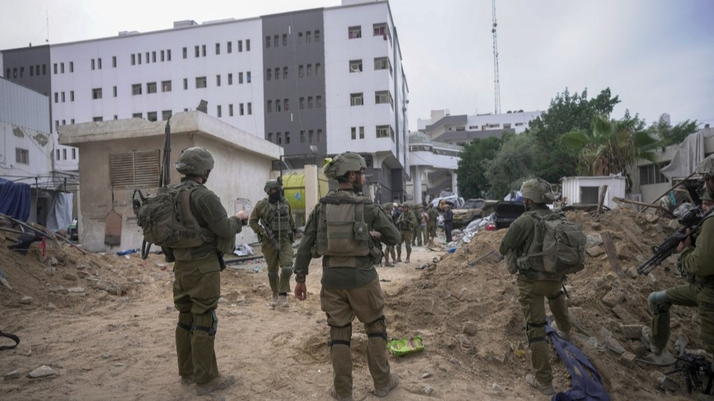 جنود إسرائيليون قرب مستشفى الشفاء في شمال قطاع غزة