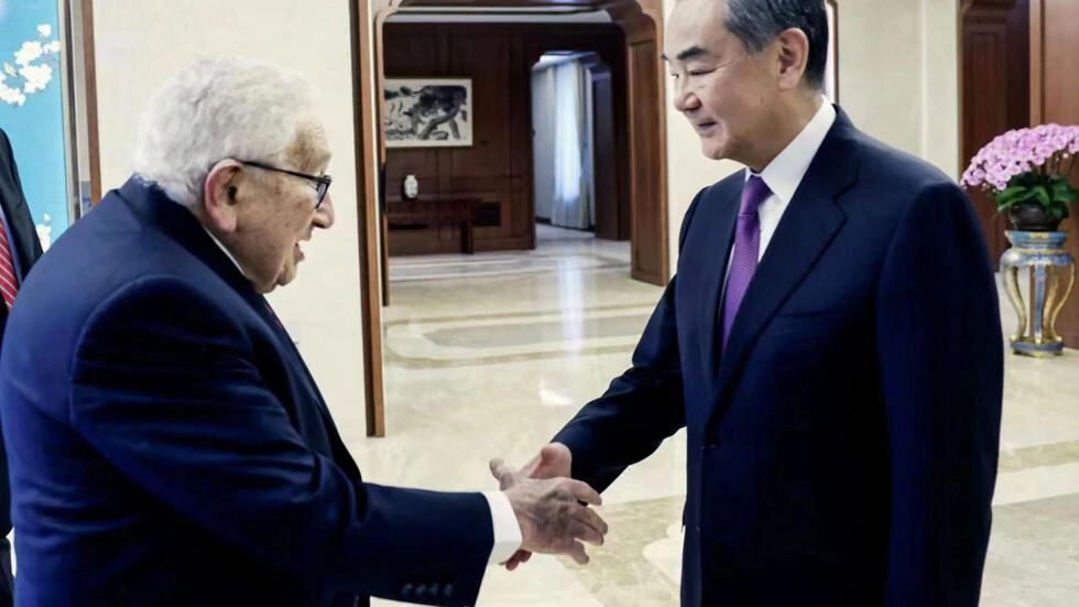 كبير الدبلوماسيين الصينيين وانغ يي يستقبل وزير الخارجية الأميركي الأسبق هنري كيسنجر في بكين في 19 تموز/يوليو 2023