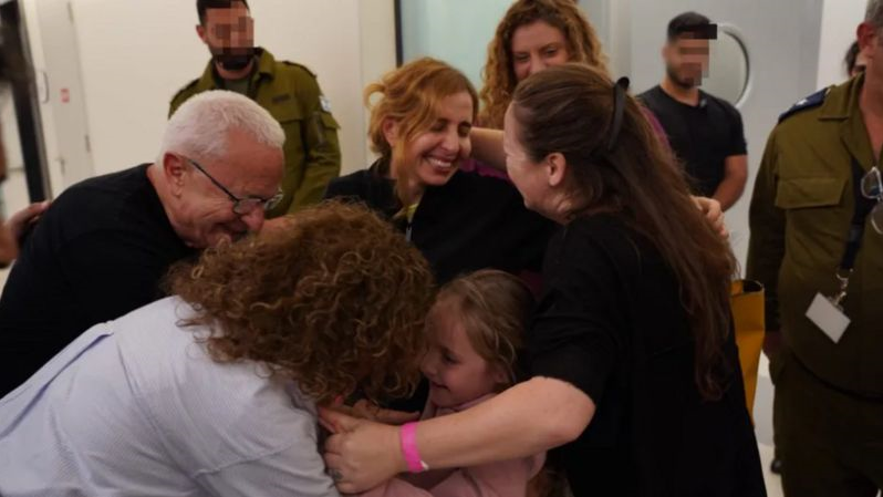 ISRAEL DEFENSE FORCES تم لم شمل دانييلي ألوني وابنتها إميليا مع العائلة يوم الجمعة