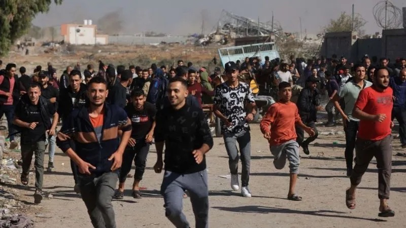 GETTY IMAGES | الجيش الإسرائيلي حذر الفلسطينيين من التوجه إلى المناطق الشمالية ومدينة غزة خلال الهدنة المؤقتة