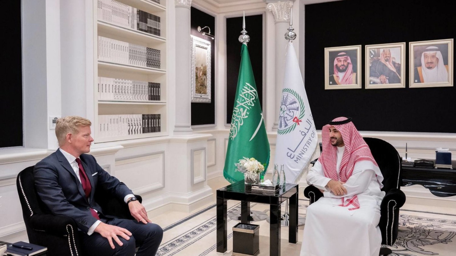 الأمير خالد بن سلمان وزير الدفاع السعودي والمبعوث الخاص للأمين العام للأمم المتحدة إلى اليمن هانس غروندبرغ (واس)
