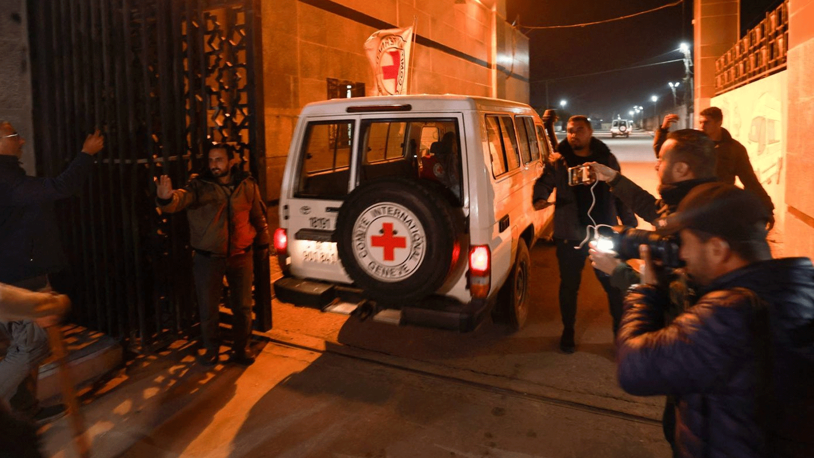 سيارة تابعة للصليب الأحمر تمر من غزة عبر معبر رفح إلى مصر، أثناء إطلاق سراح رهائن في 29 نوفمبر(تشرين الثاني) 2023