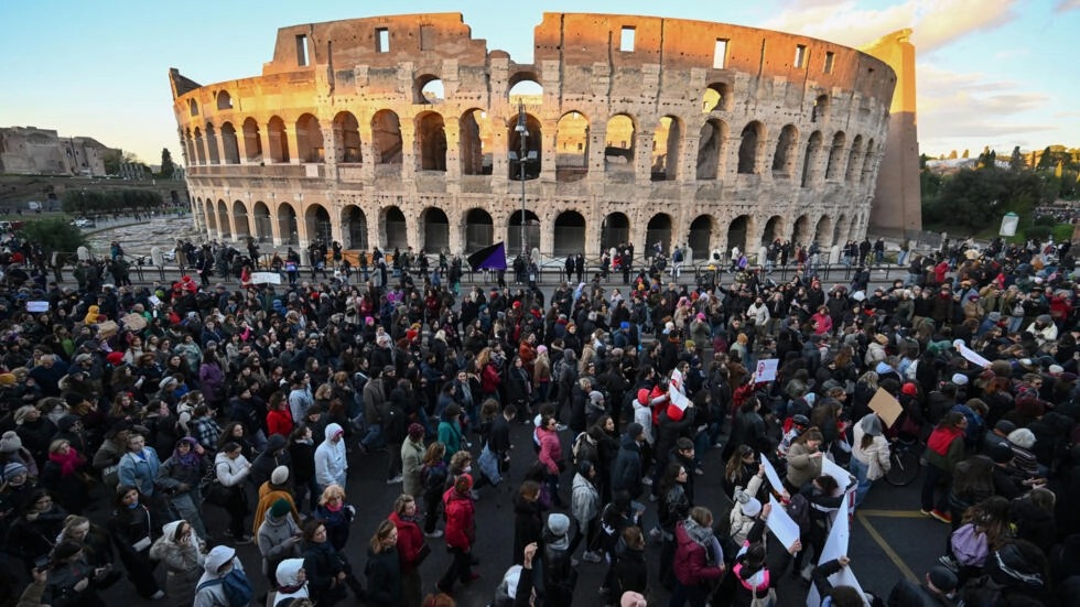 جانب من تظاهرة بمناسبة اليوم العالمي لمكافحة العنف ضد المرأة في روما في 25 نوفمبر 2023