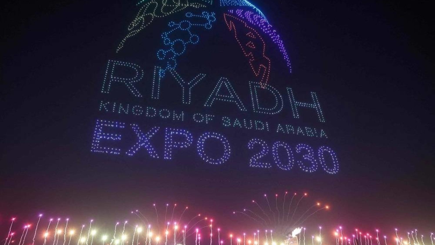 يتم تنفيذ عرض ضوئي تم إنشاؤه باستخدام طائرات بدون طيار بعد فوز الرياض بحق استضافة معرض إكسبو العالمي 2030 في مركز الملك عبد الله المالي في الرياض، في 28 نوفمبر 2023