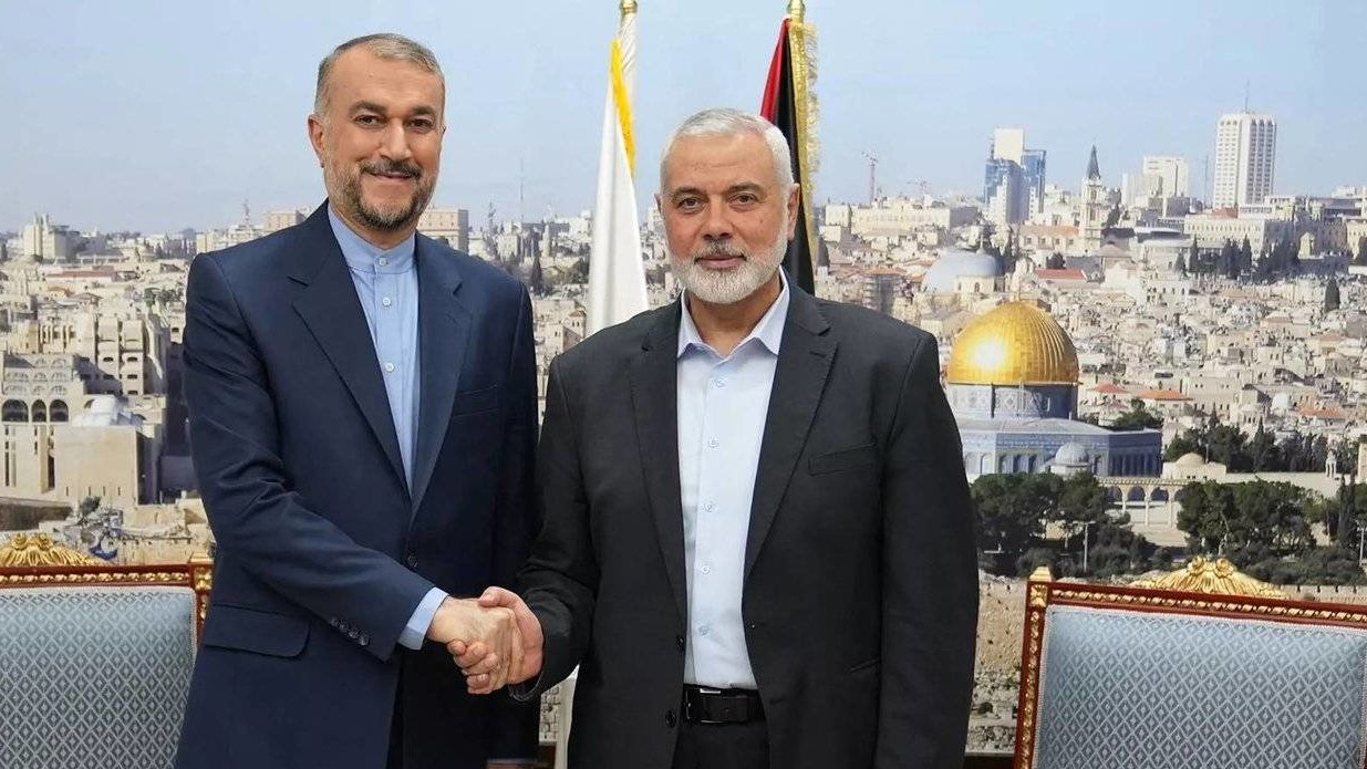 وزير الخارجية الإيراني حسين أمير عبد اللهيان (يسار) ورئيس المكتب السياسي لحركة حماس إسماعيل هنية