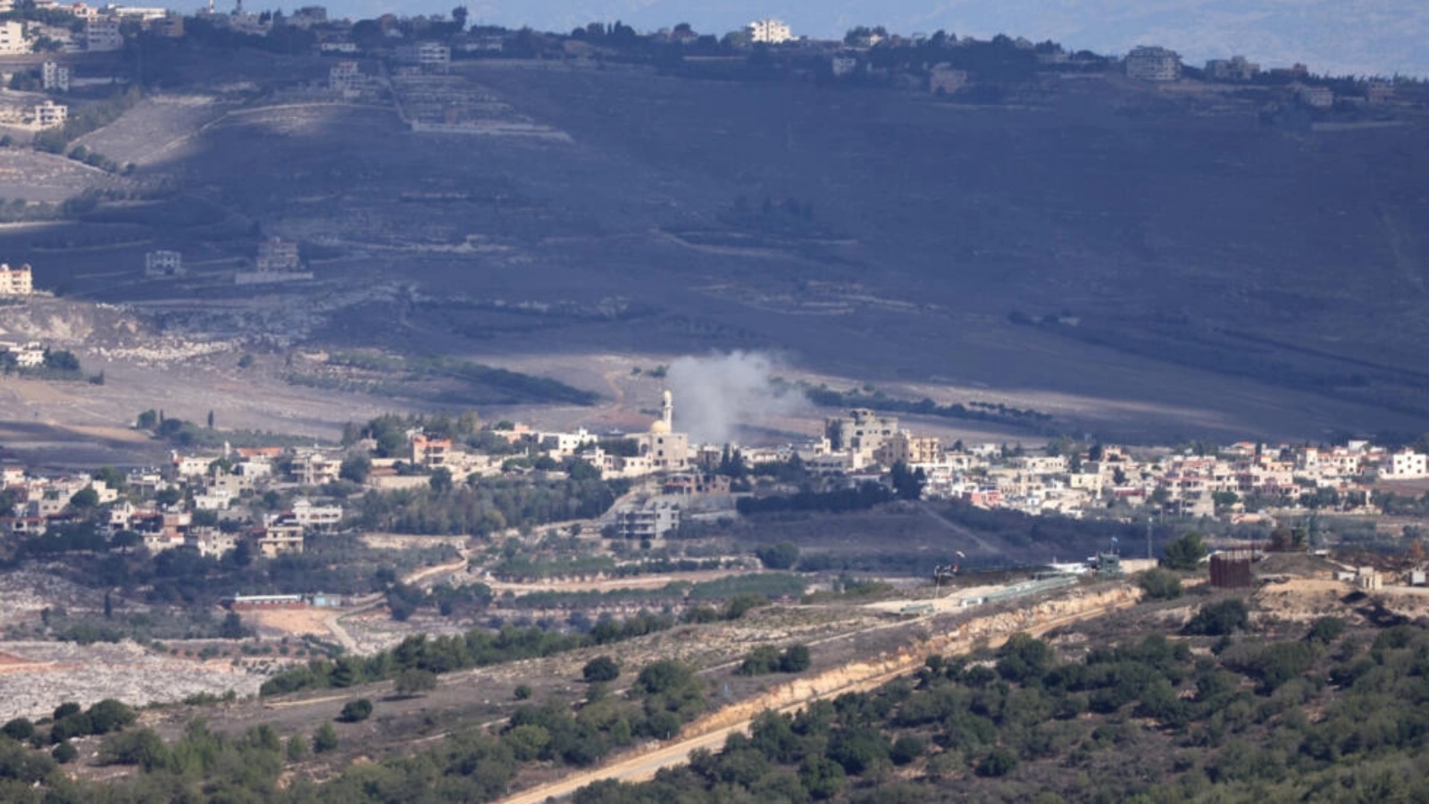 صورة التقطت من الجانب الإسرائيلي للحدود مع لبنان خلال قصف مدفعي في 21 أكتوبر 2023