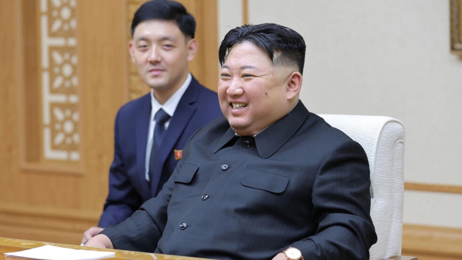 صورة التقطت في 19 أكتوبر 2023 نشرتها وكالة الأنباء المركزية الكورية الرسمية في 20 تشرين الأول/أكتوبر تظهر الزعيم الكوري الشمالي كيم جونغ أون خلال اجتماعه مع وزير الخارجية الروسي سيرغي لافروف في بيونغ يانغ