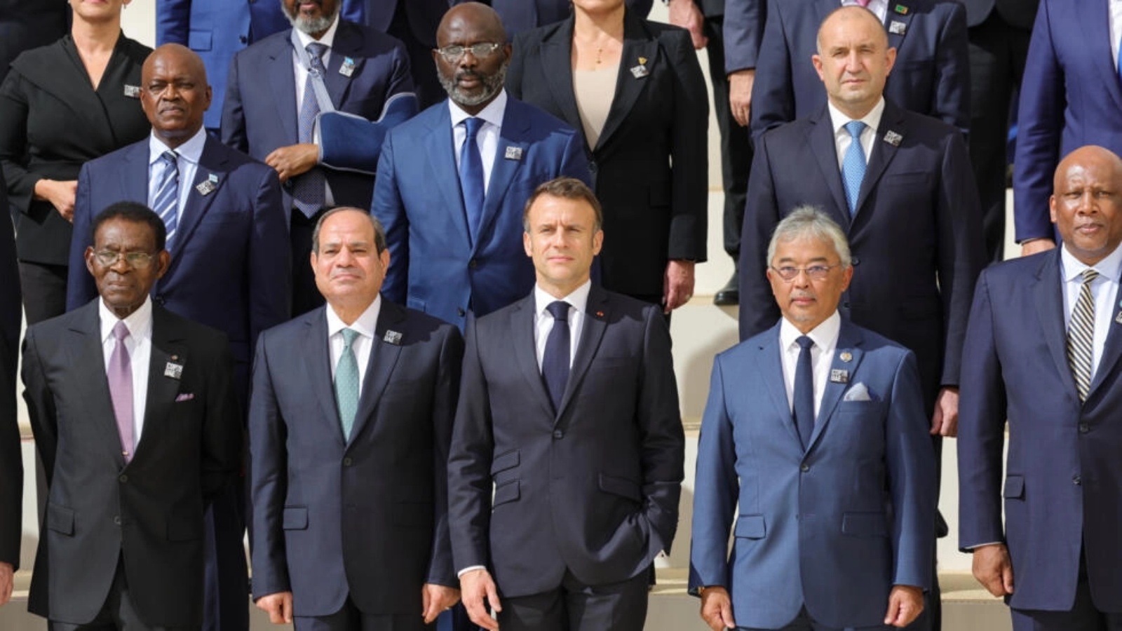 الرئيس الفرنسي إمانويل ماكرون والرئيس المصري عبدالفتاح السيسي من بين عدد من القادة أثناء التقاط صورة جماعية خلال مؤتمر كوب28 في دبي في 1 ديسمبر 2023
