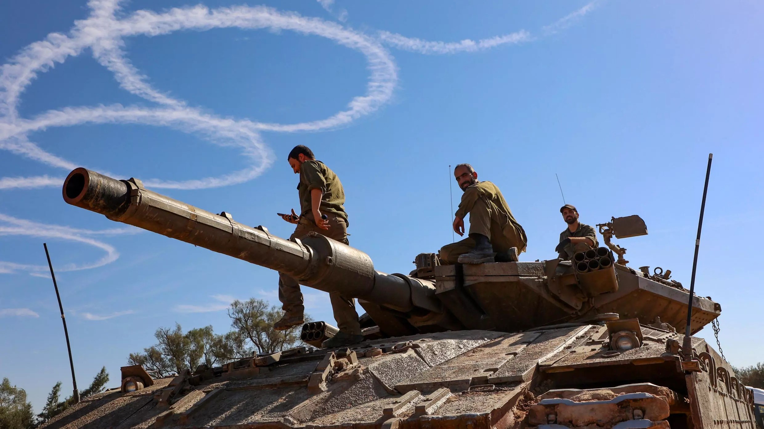 دبابة إسرائيلية في قطاع غزة مع تجدد الحرب الجمعة 1 ديسمبر 2023