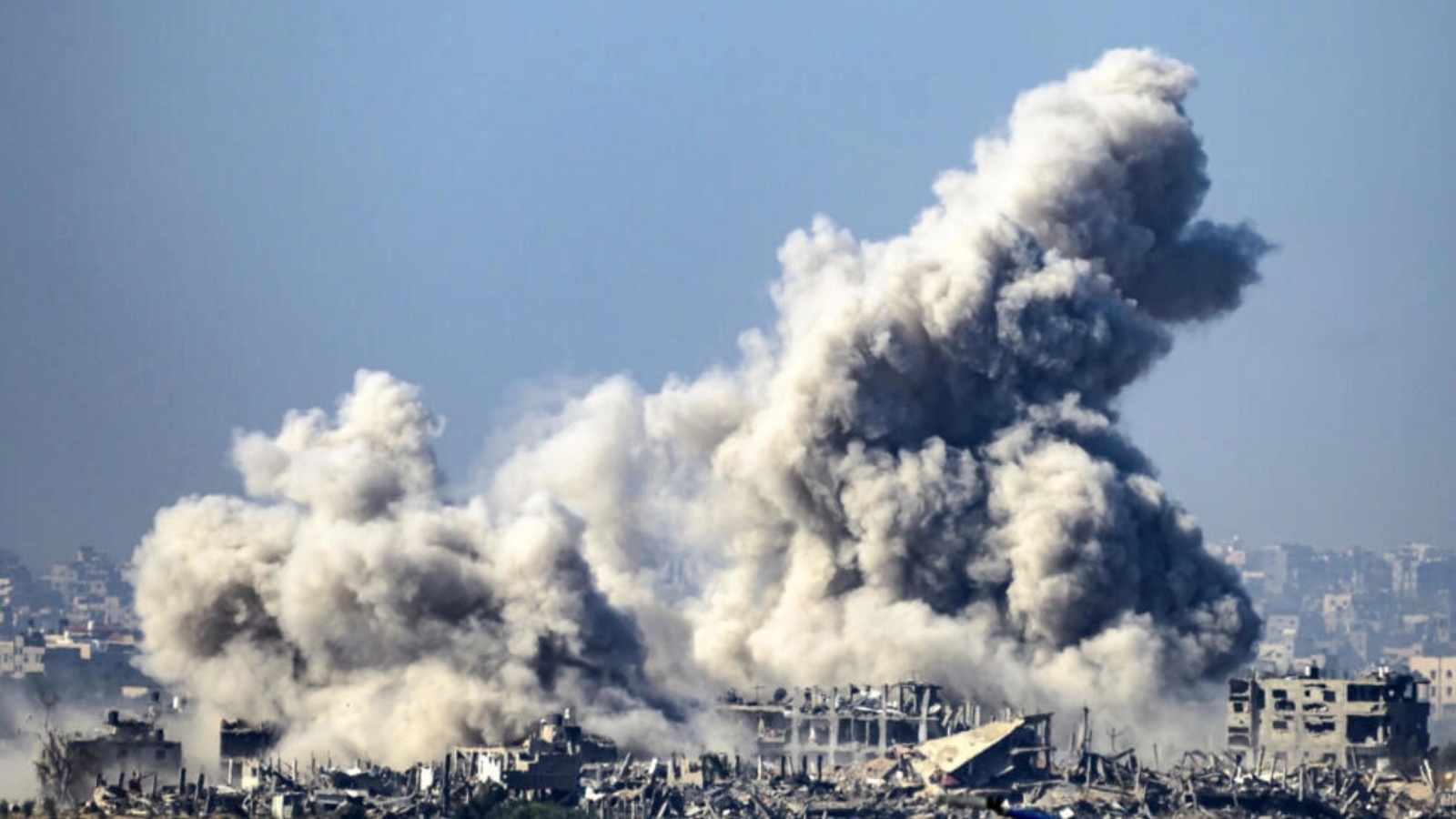دخان كثيف يتصاعد من قطاع غزة بعد قصف إسرائيلي في الأول من ديسمبر 2023 