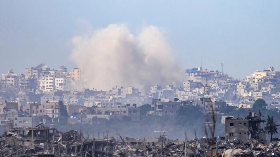 دخان يتصاعد فوق المباني المدمرة في غزة في أعقاب غارة إسرائيلية في 20 نوفمبر 2023