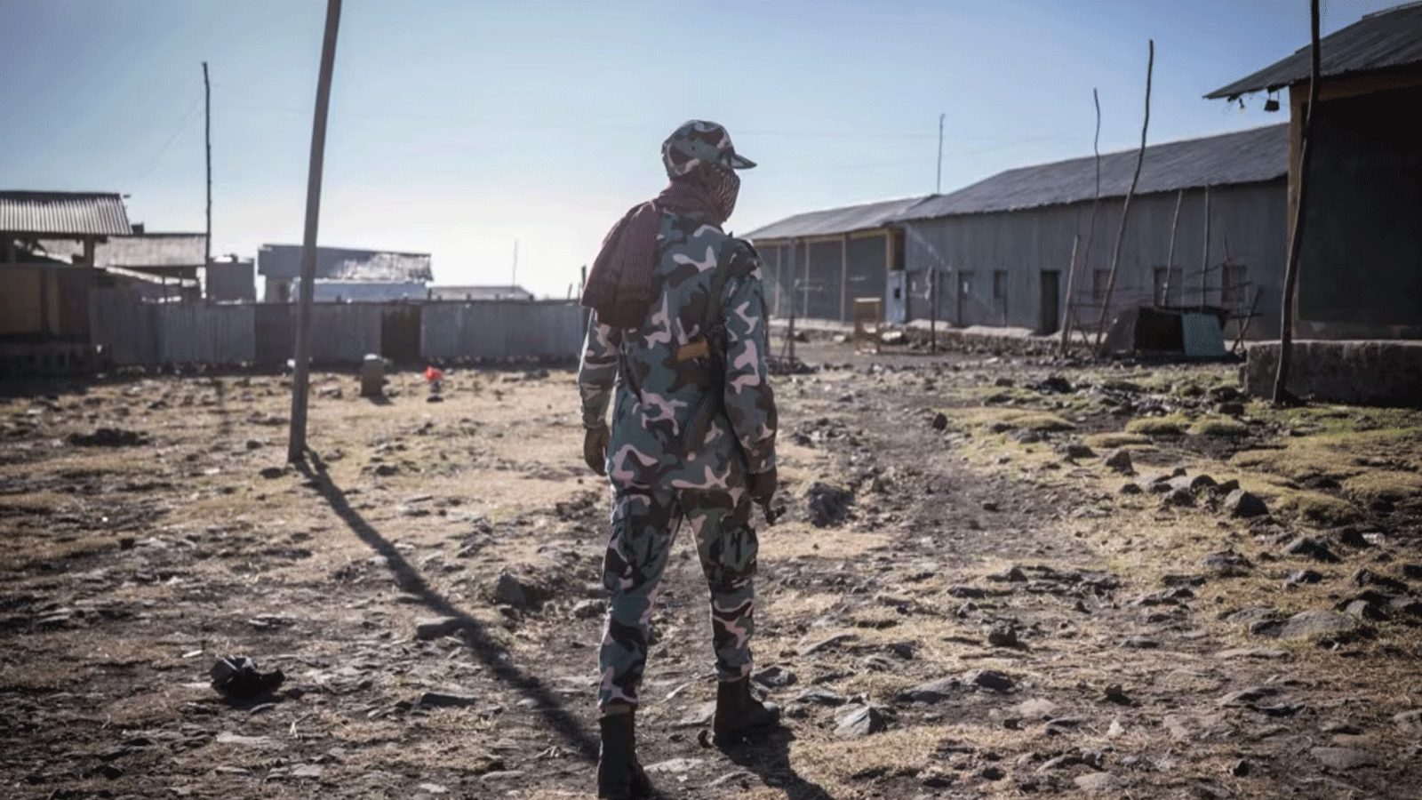 ضابط شرطة يسير داخل سجن في مهال ميدا، إثيوبيا