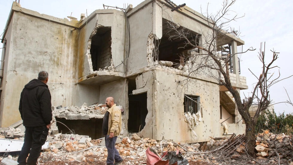 منزل دمره القصف الإسرائيلي في بلدة عيترون الحدودية في 25 نوفمبر 2023