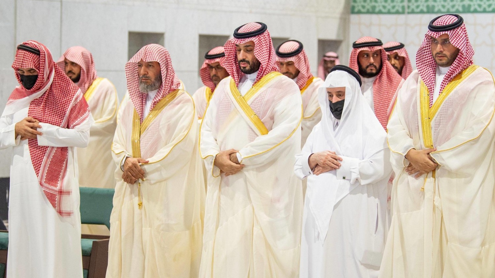 ولي العهد السعودي يؤدي صلاة الميت على ممدوح بن عبد العزيز
