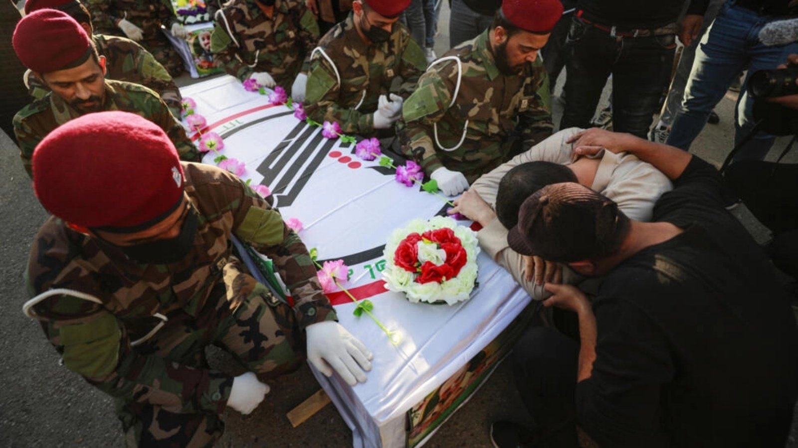 خلال تشييع مقاتل ينتمي الى مجموعة موالية لايران وقتل في ضربة اميركية في بغداد في 22 نوفمبر 2023 