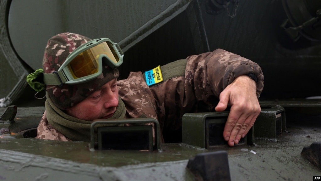 جندي أوكراني في آليته على الجبهة