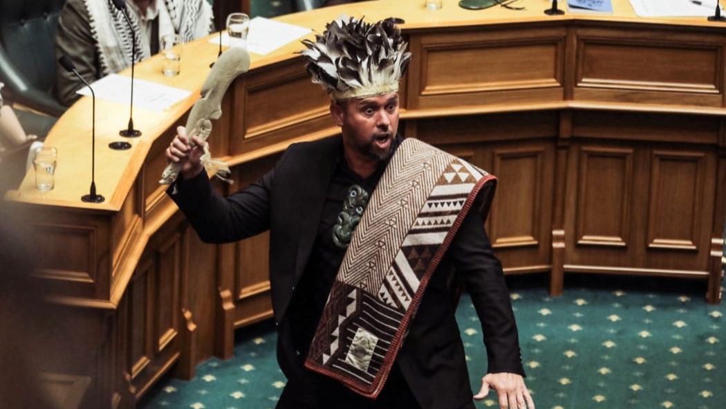أحد نواب الماوري يؤدي اليمين في برلمان نيوزيلندا