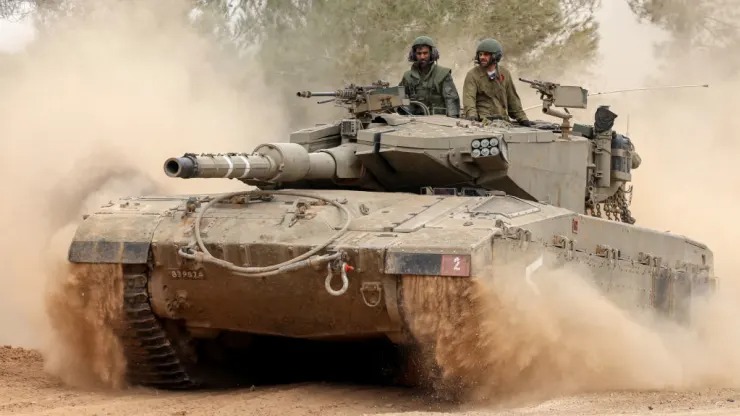 دبابة إسرائيلية تتحرك قرب الحدود مع قطاع غزة في 5 ديسمبر 2023