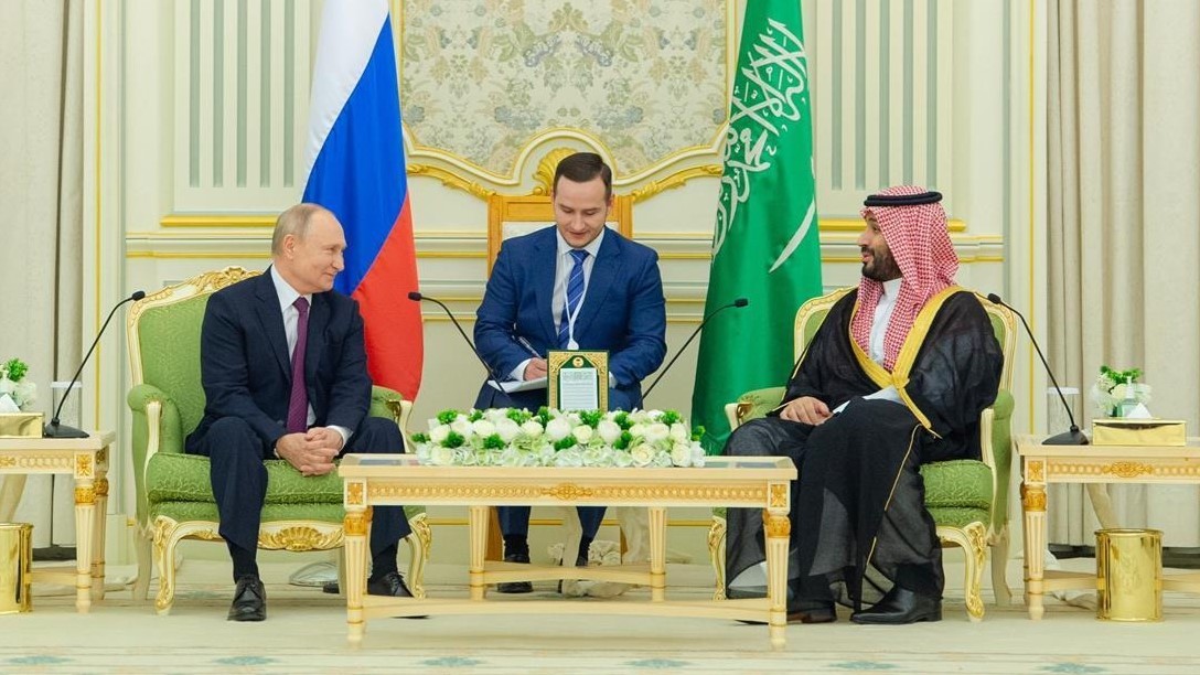 الأمير محمد بن سلمان مستقبلاً الرئيس الروسي فلاديمير بوتين في قصر اليمامة الأربعاء 6 ديسمبر 2023