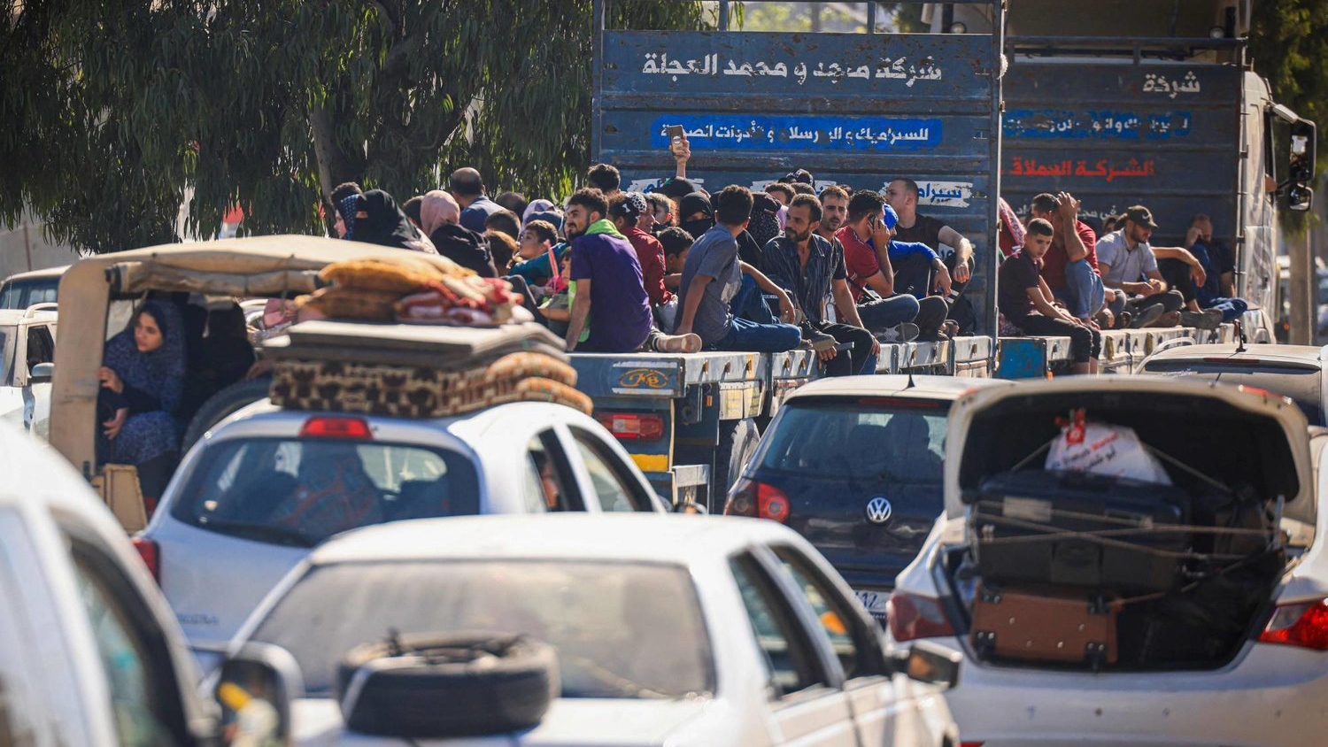 مواطنون ينزحون من مدينة غزة إلى الجنوب في بداية الحرب الإسرائيلية على القطاع