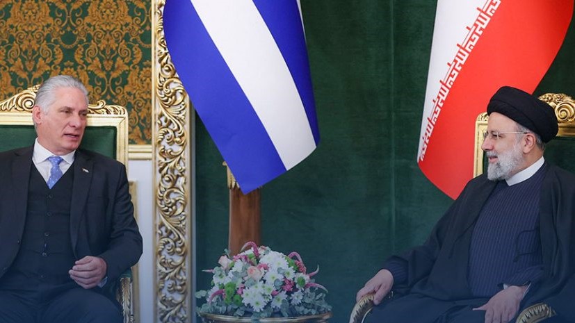 الرئيس الإيراني إبراهيم رئيسي مع نظيره الكوبي ميغيل دياز كانيل في طهران، في 4 ديسمبر 2023
