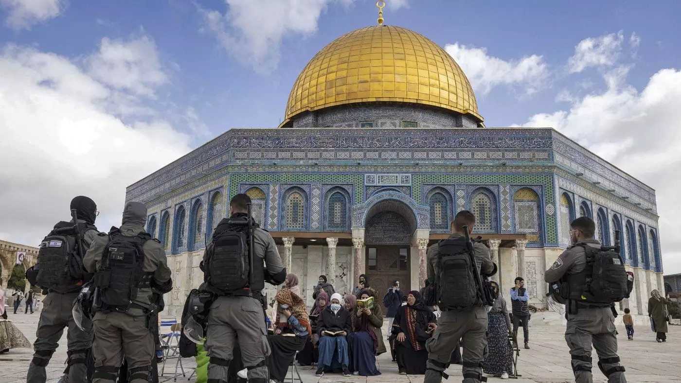 القوات الإسرائيلية أمام مسلمات يصلين في قبة الصخرة بالقدس القديمة، في 20 أبريل 2022