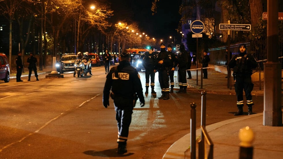 عناصر من الشرطة الفرنسية منتشرين في باريس بعد هجوم بسكين في 2 كانون الاول/ديسمبر 2023