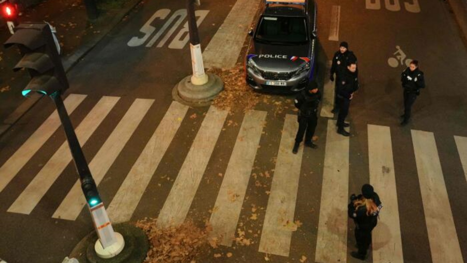 ضباط الشرطة يسيطرون على محيط أمني بعد الهجوم الذي أسفر عن مقتل رجل وإصابة اثنين آخرين في باريس في 2 ديسمبر 2023