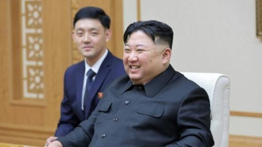 صورة التقطت في 19 تشرين الأول/أكتوبر 2023 نشرتها وكالة الأنباء المركزية الكورية الرسمية في 20 تشرين الأول/أكتوبر تظهر الزعيم الكوري الشمالي كيم جونغ أون خلال اجتماعه مع وزير الخارجية الروسي سيرغي لافروف في بيونغ يانغ