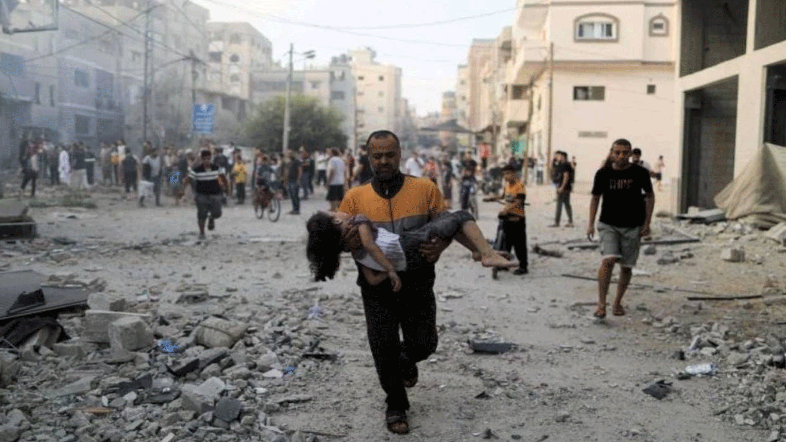 رجل فلسطيني يحمل طفلة بعد غارة إسرائيلية على خان يونس في جنوب قطاع غزة